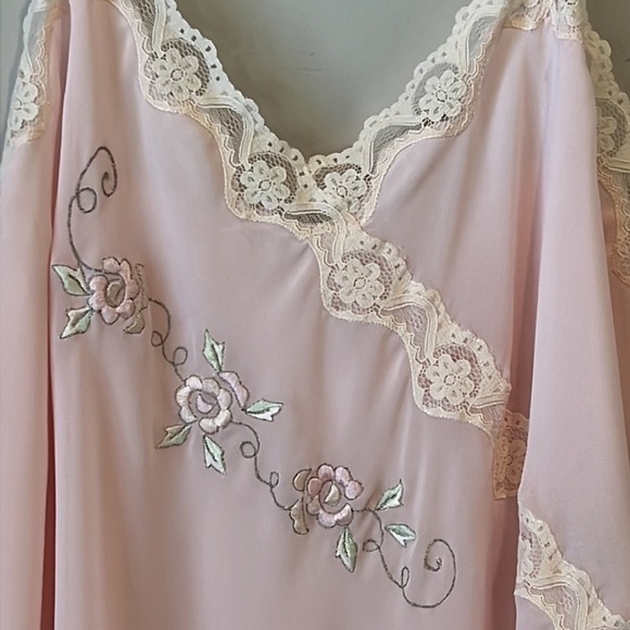 Lord & Taylor Other - LORD & Taylor night gown vintage vibe floral detail size L